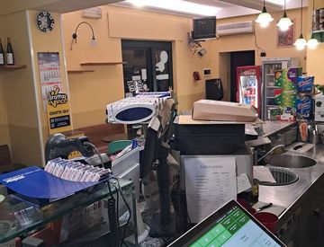Soggiorno - Bar in Vendita in Viale San Concordio a Lucca