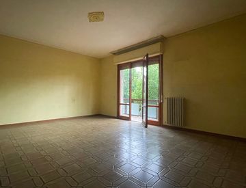 Stanza - Appartamento in Vendita in Via Gioacchino Rossini a Massa e Cozzile