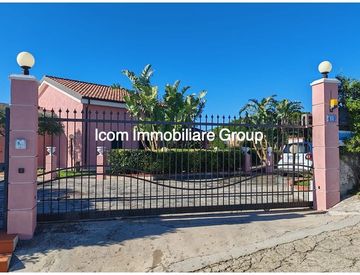 Facciata - Casa bifamiliare, trifamiliare in Vendita in Bussana a Sanremo