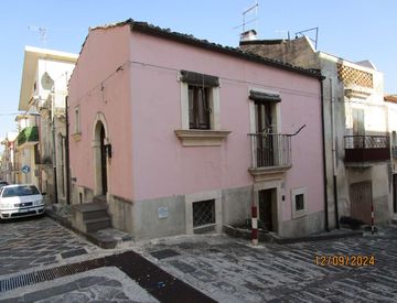 Foto 1 di 19 - Casa indipendente in Vendita in Via Ruggero Settimo a Giarratana