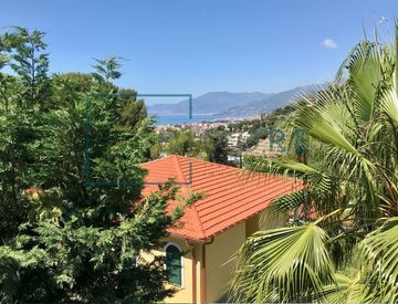 Foto 1 di 24 - Casa bifamiliare, trifamiliare in Vendita in Via Coggiola 60 a Bordighera