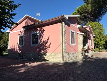 Facciata - Casa indipendente in Vendita in Frazione Villa San Faustino a Massa Martana