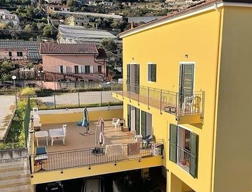 Foto 1 di 30 - Casa bifamiliare, trifamiliare in Vendita in Borgo Ponente 10 a Sanremo