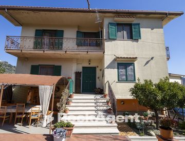 Foto 1 di 41 - Casa bifamiliare, trifamiliare in Vendita in Località Scala 18 a Catanzaro