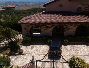 Foto 1 di 62 - Villa in Vendita in Via Calabria a Cropani
