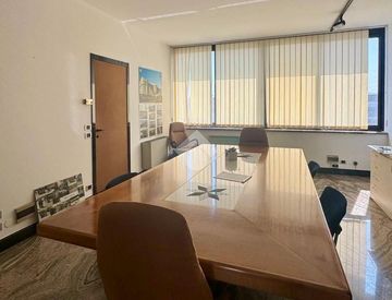 Foto 1 di 31 - Ufficio in Affitto in Via Palazzina 1122 a Castelnuovo del Garda