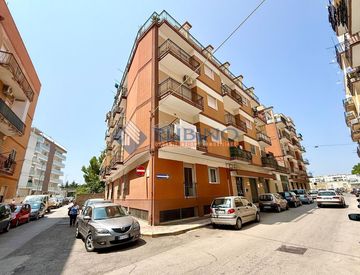 Foto 1 di 20 - Trilocale in Vendita in Via Ruggero Leoncavallo a Trani