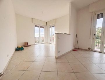 Stanza - Trilocale in Vendita in zona Porto Maurizio a Imperia