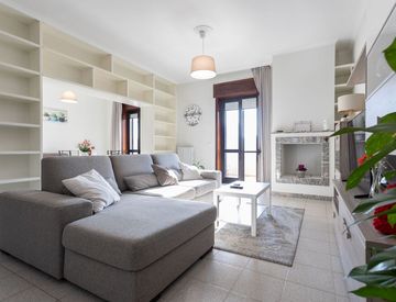 Un bellissimo appartamento in bianco e grigio - Il blog di Casa.it