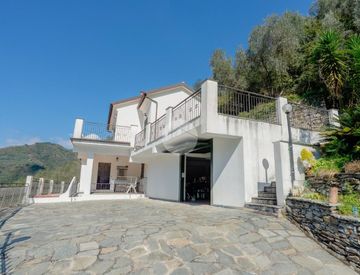 Facciata - Villa in Vendita in Via del Camoglino a Avegno