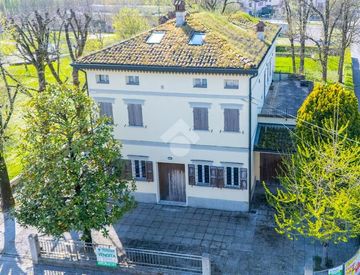 Foto 1 di 42 - Casa indipendente in Vendita in Via Canolo 41 a Correggio