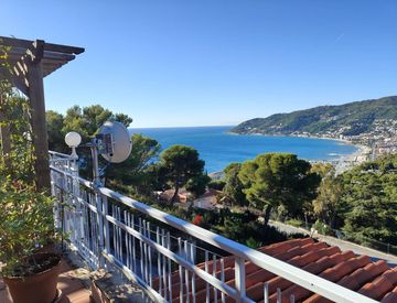 Vista - Villa in Vendita in Via Carducci a Andora