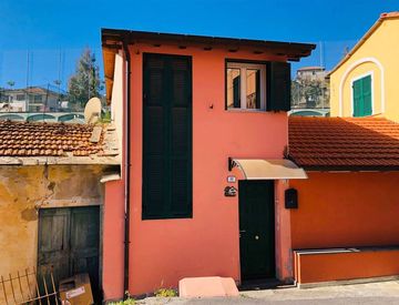 Foto 1 di 27 - Casa indipendente in Vendita in Via Goffredo Mameli a Dolcedo