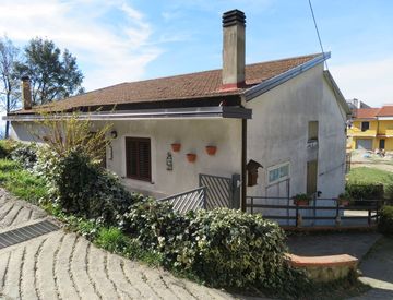 Foto 1 di 14 - Villa in Vendita in Via Sandro Pertini 22 a Serrastretta