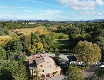 Giardino - Rustico, casale in Vendita in Piazza Giuseppe Garibaldi 11 a Cetona