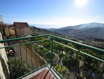 Foto 1 di 26 - Casa indipendente in Vendita in Strada Colla di Castelvecchio 10 a Diano Marina