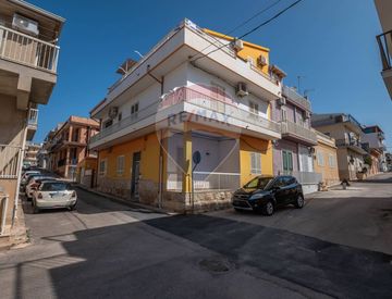 Foto 1 di 37 - Attico, mansarda in Vendita in Via Fois 26 a Ragusa