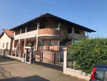 Foto 1 di 9 - Trilocale in Vendita in Via Bolzano a Tronzano Vercellese