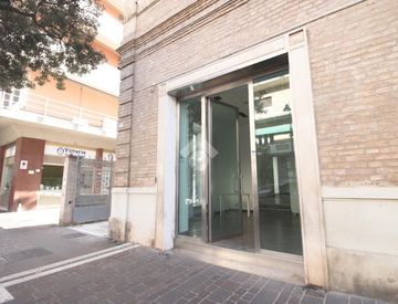 Vista - Locale commerciale in Affitto in Via Nicola Fabrizi 115 a Pescara