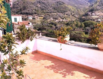 Piscina - Trilocale in Vendita in Via Visitazione a Ceriana