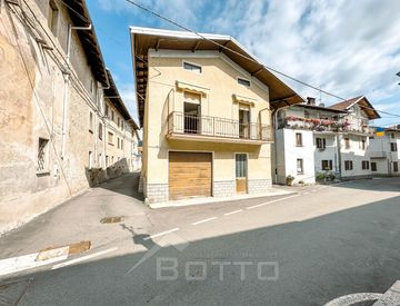Foto 1 di 21 - Casa indipendente in Vendita in Via Montecastello a Serravalle Sesia