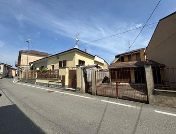 Foto 1 di 30 - Casa indipendente in Vendita in Via Lamporo 19 a Vercelli