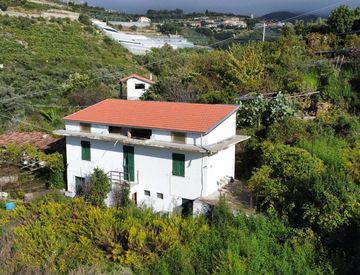 Foto 1 di 25 - Casa indipendente in Vendita in Via Ortassi 48 a Santo Stefano al Mare