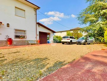 Facciata - Casa indipendente in Vendita in Strada di Cassano 11 a Novi Ligure