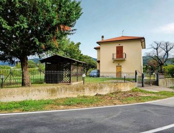 Facciata - Casa indipendente in Vendita in Via Pozzo Nuovo 11 /A a Castiglion Fiorentino