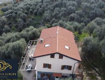 Foto 1 di 43 - Casa bifamiliare, trifamiliare in Vendita in Via Roma a Dolceacqua