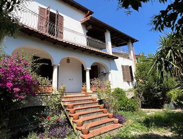 Foto 1 di 50 - Casa bifamiliare, trifamiliare in Vendita in Via Fanny Roncati Carli a Imperia