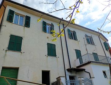 Facciata - Appartamento in Vendita in Via San Michele 9 a Santo Stefano di Magra