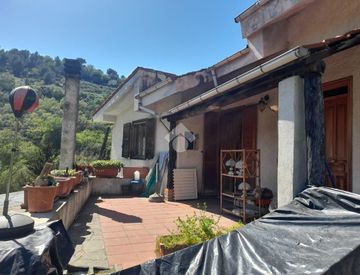 Foto 1 di 32 - Casa bifamiliare, trifamiliare in Vendita in zona Centro a Diano San Pietro