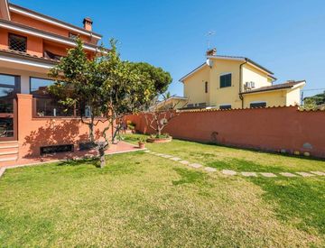 Facciata - Casa bifamiliare, trifamiliare in Vendita in Viale Corona Australe a Ardea