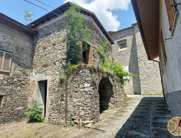 Facciata - Rustico, casale in Vendita in Località Irola di Sopra 33 a Villafranca in Lunigiana