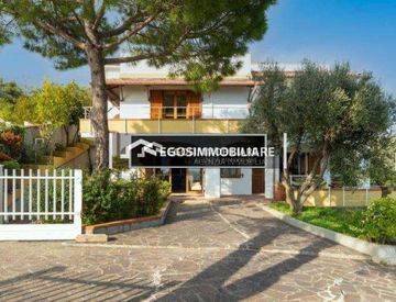 Foto 1 di 33 - Casa bifamiliare, trifamiliare in Vendita in Strada del colle a Imperia
