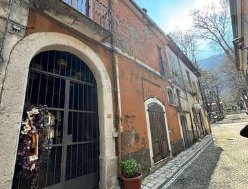 Vista - Trilocale in Vendita in Piazza Municipio 17 a Ospedaletto d'Alpinolo