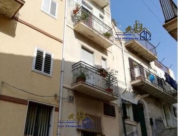 Foto 1 di 22 - Trilocale in Vendita in Via Oriani 11 a Scicli