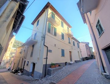 Foto 1 di 9 - Villetta a schiera in Vendita in Via Vittorio Emanuele a Chiusanico