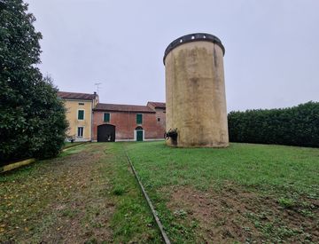 Giardino - Rustico, casale in Vendita in Via Cò de Meravigli 5 a Rivarolo del Re ed Uniti