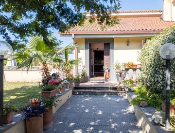 Foto 1 di 34 - Trilocale in Vendita in Via Tenuta della Calandrella 18 a Roma