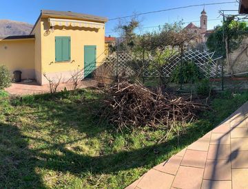 Giardino - Casa bifamiliare, trifamiliare in Vendita in Piazza S. Pietro a Borgomaro