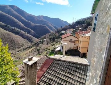 Terrazza - Trilocale in Vendita in Via Castello 27 a Montalto Carpasio