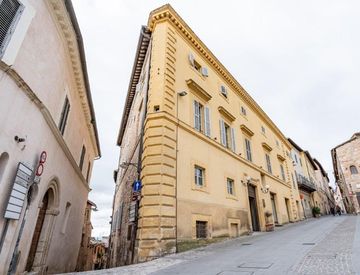 Vista - Edificio in Vendita in Via Camillo Benso Conte di Cavour a Spello