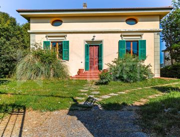 Facciata - Villa in Vendita in Via Parrana San Martino a Collesalvetti