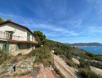 Foto 1 di 79 - Villa in Vendita in Via al Castellaretto a Cervo
