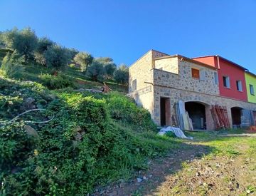 Foto 1 di 39 - Casa bifamiliare, trifamiliare in Vendita in Regione Peirè a Civezza