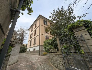 Facciata - Appartamento in Vendita in Via Lorenzo da Viterbo a Viterbo