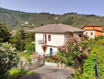 Foto 1 di 27 - Casa bifamiliare, trifamiliare in Vendita in zona Centro a Diano Arentino