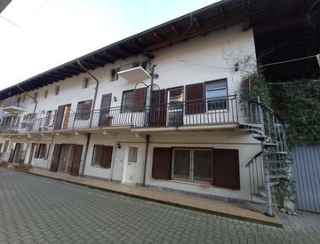 Foto 1 di 33 - Casa bifamiliare, trifamiliare in Vendita in Via Roma 12 a Ghislarengo